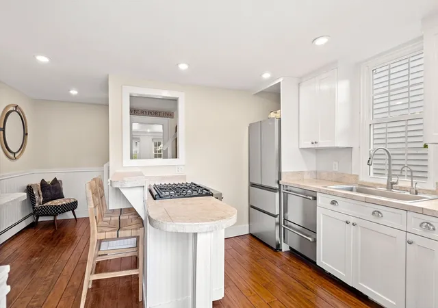 2nd image of 16 Warren St #16, Newburyport, MA 01950 | MLS# 73565133