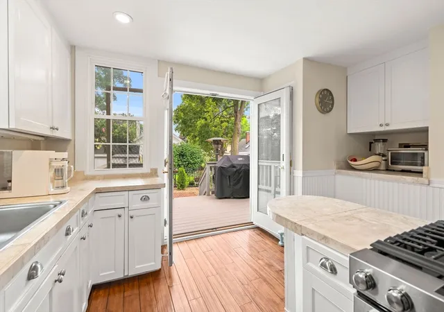 3rd image of 16 Warren St, Newburyport, MA 02151