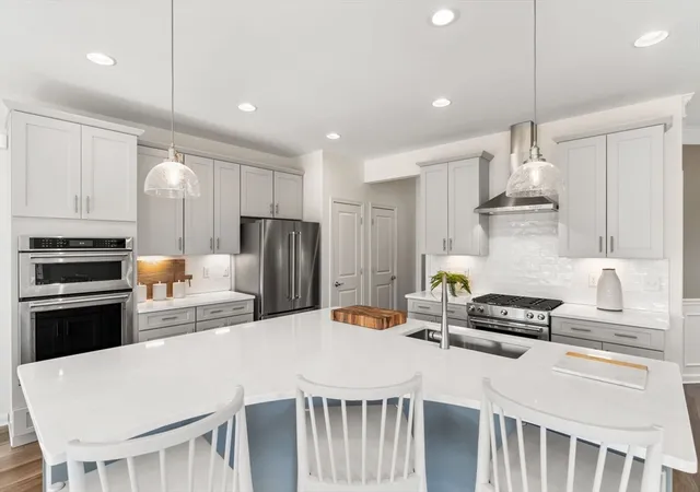 4th image of 8 Emerald Run #65, Shrewsbury, MA 01545 | MLS# 73462415