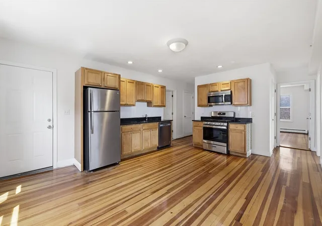 3rd image of 41 Harbor St, Salem, MA 01970