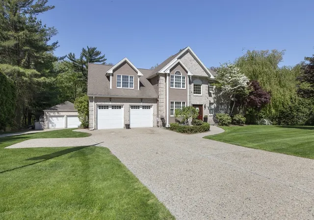 Photo 4 of Single family home for sale at 11 Bridle Dr, Lincoln, RI 02865 | MLS# 73557675 | Listing updated on 2026-10-20