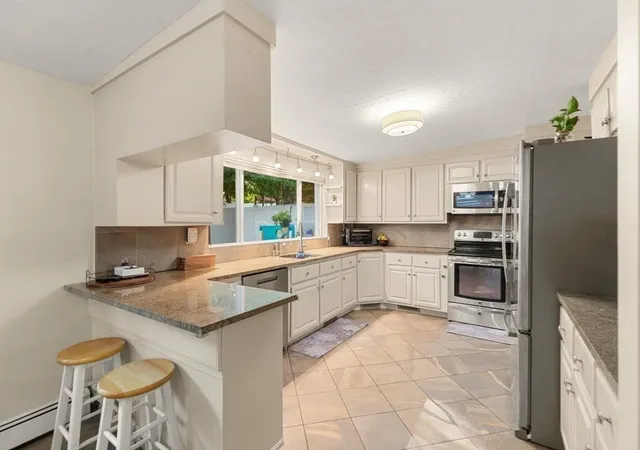 4th image of 34 Oak St, Stoneham, MA 02180 | MLS# 73549864