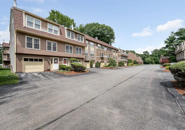 3rd image of 80 Heritage Dr, Whitinsville, MA 01876