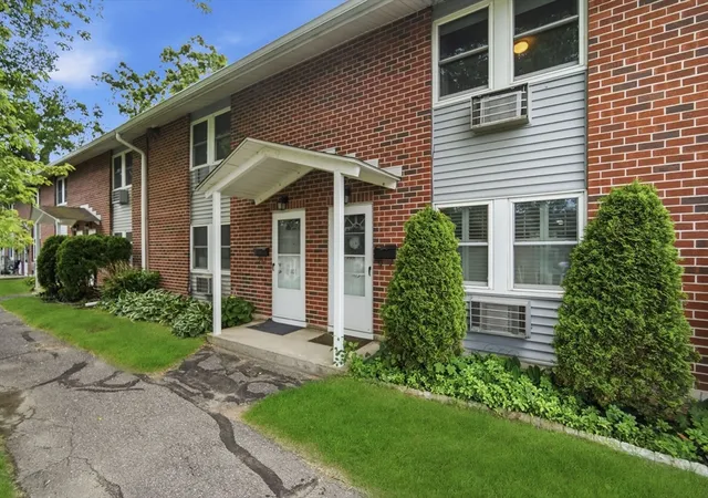3rd image of 103 Manor Ct, Springfield, MA 01118