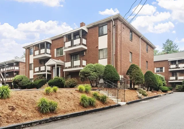2nd image of 20 Colonial Dr #10, Andover, MA 01810 | MLS# 73551174