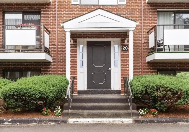 3rd image of 20 Colonial Dr, Andover, MA 01810