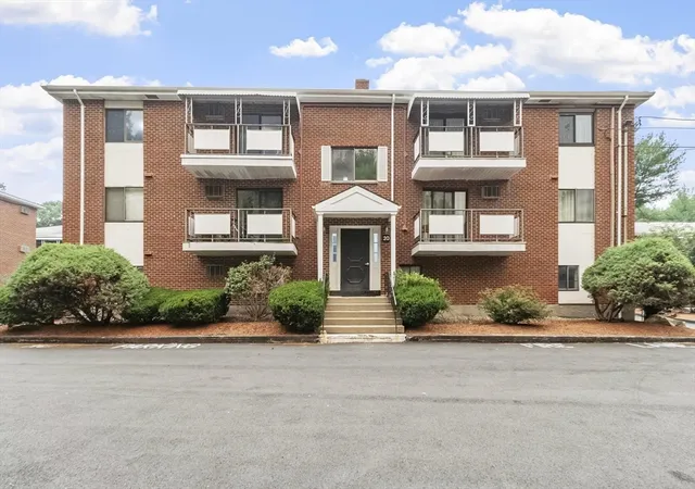 4th image of 20 Colonial Dr, Andover, MA 01810