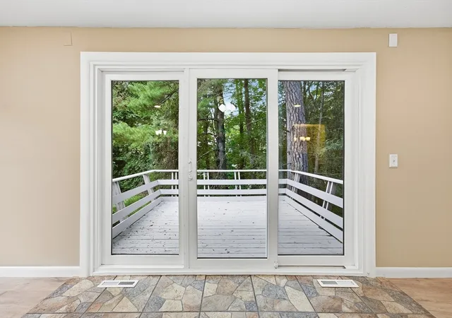 2nd image of 9 Flintlock Ln, Amherst, MA 01002 | MLS# 73561047