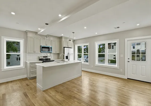 2nd image of 4 Mayhew St #B, Framingham, MA 01702 | MLS# 73557716