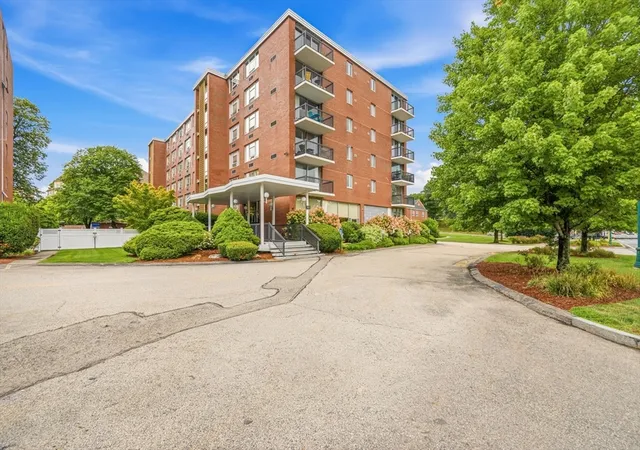 2nd image of 20 Hammond Pond Pkwy #506, Chestnut Hill, MA 02467 | MLS# 73558824