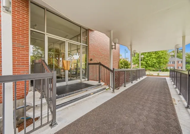 3rd image of 20 Hammond Pond Pkwy #506, Chestnut Hill, MA 02467 | MLS# 73558824