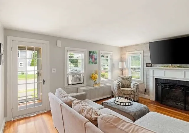 3rd image of 33 Sunnyside Park, Saugus, MA 01906 | MLS# 73548177