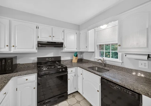4th image of 13 Old Meetinghouse Grn #13, Norton, MA 02766 | MLS# 73567777