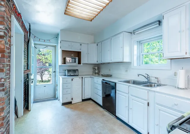Homes for sale in Easthampton, MA | 14 Holyoke St, Easthampton, MA 01027 | MLS# 73537272