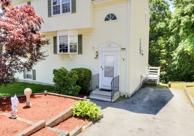 3rd image of 39 Ledgecrest Dr, Worcester, MA 01603 | MLS# 73543969