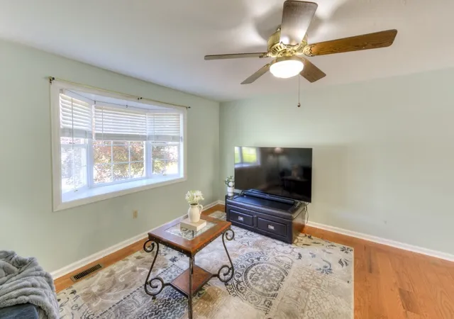 5th image of 39 Ledgecrest Dr, Worcester, MA 01603 | MLS# 73543969