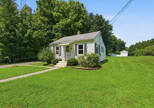 3rd image of 289 Southampton Rd, Holyoke, MA 01040 | MLS# 73562370