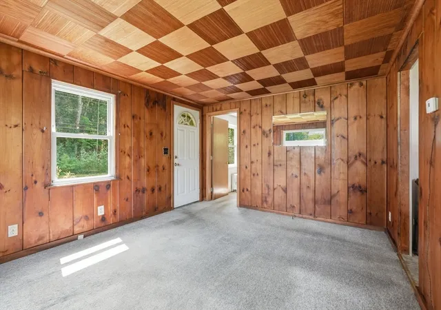 5th image of 289 Southampton Rd, Holyoke, MA 01040 | MLS# 73562370