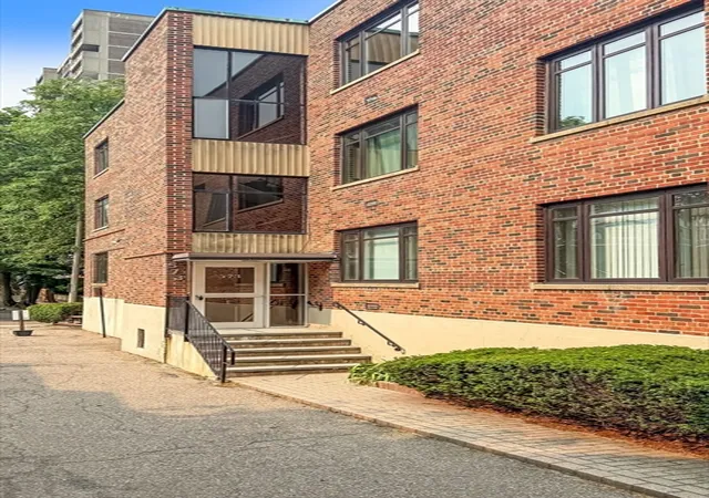 2nd image of 573 Washington St, Brookline, MA 02446