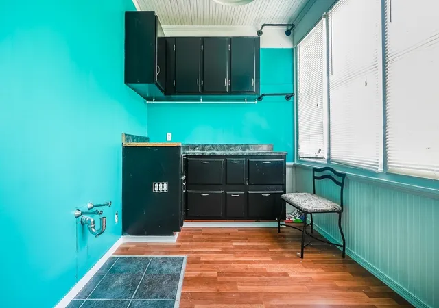 17th image of 58 Oaklawn St, New Bedford, MA 02744 | MLS# 73560998
