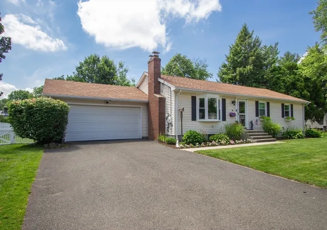 Homes for sale in Longmeadow, MA | 88 Meadowlark Dr, Longmeadow, MA 01106 | MLS# 73545234