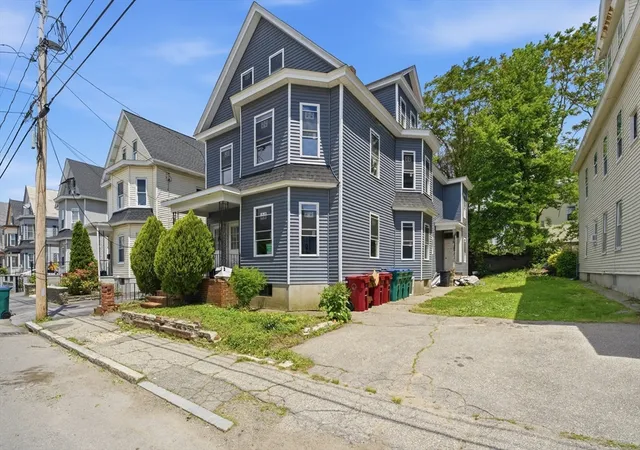 3rd image of 176 Pleasant St, Lowell, MA 01852 | MLS# 73529047