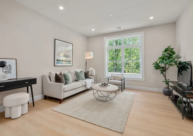 2nd image of 7 Cross St #201, Wilmington, MA 01887 | MLS# 73565410