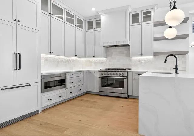 3rd image of 427 E 6Th St, Boston, MA 02127