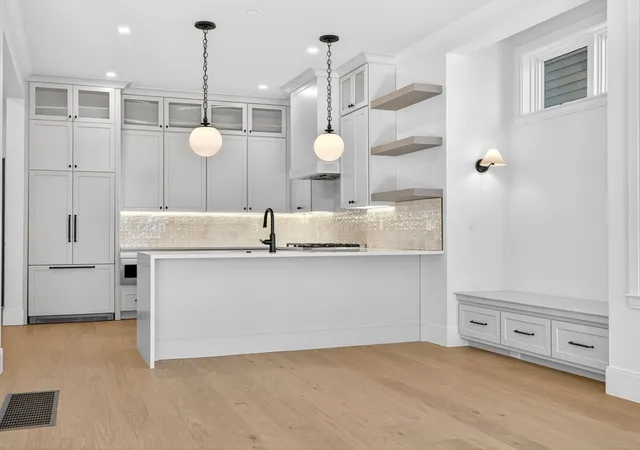 4th image of 427 E 6Th St, Boston, MA 02127