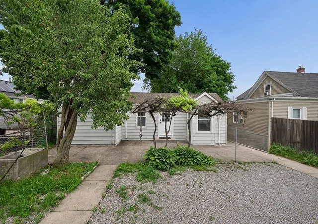 1st image of 370 Pleasant St, Pawtucket, RI 02860 | MLS# 73537042
