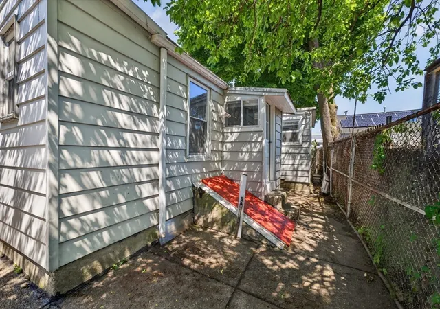 21st image of 370 Pleasant St, Pawtucket, RI 02860 | MLS# 73537042