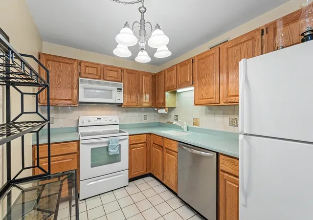 3rd image of 198 Locust St #203, Lynn, MA 01904 | MLS# 73531566