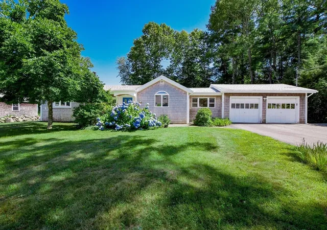 Photo 3 of Single family home for sale at 14 Crapo St, Marion, MA 02738 | MLS# 73553316 | Listing updated on 2026-09-26