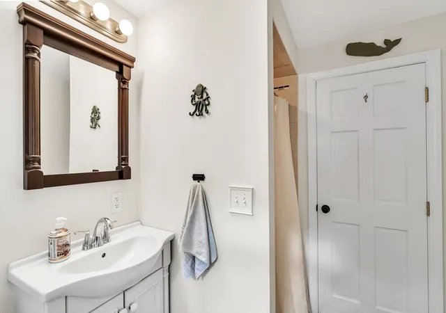 32nd image of 4 Roch Cir, Brockton, MA 02301 | MLS# 73545663