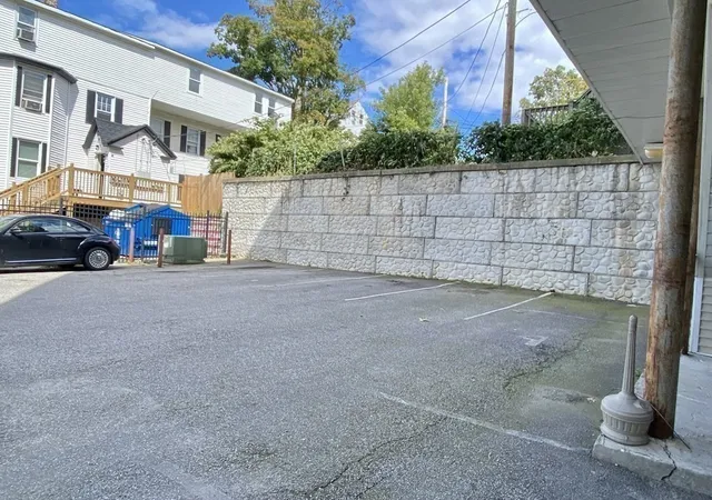 2nd image of 257 Pleasant St, Worcester, MA 01609