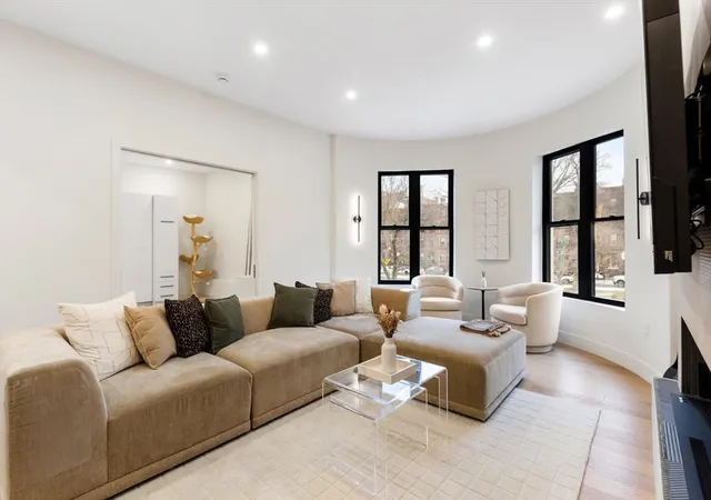 3rd image of 382 Commonwealth Ave, Boston, MA 02215