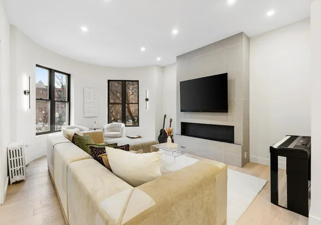 4th image of 382 Commonwealth Ave, Boston, MA 02215
