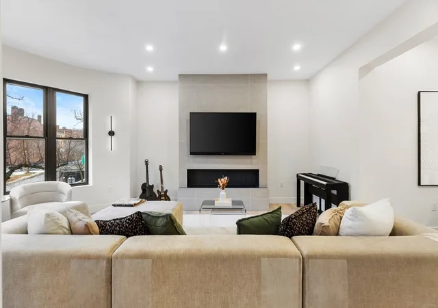 5th image of 382 Commonwealth Ave, Boston, MA 02215