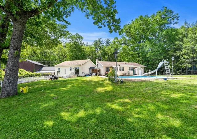 3rd image of 25 Beacon St, Amesbury, MA 01913 | MLS# 73540878