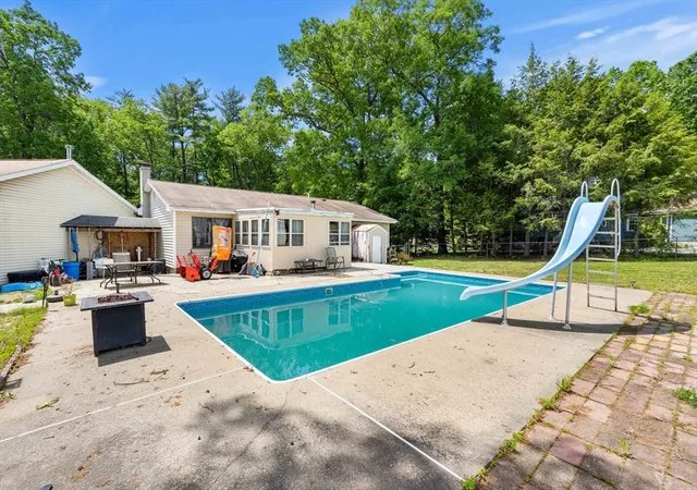 4th image of 25 Beacon St, Amesbury, MA 01913 | MLS# 73540878