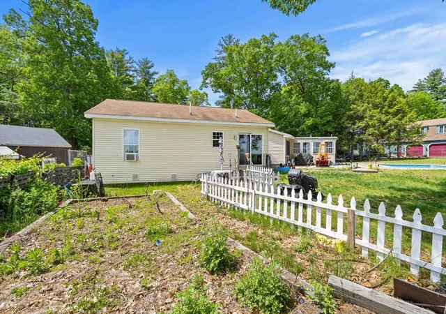 5th image of 25 Beacon St, Amesbury, MA 01913 | MLS# 73540878