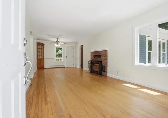 3rd image of 983 Rindge Rd, Fitchburg, MA 01420 | MLS# 73549607