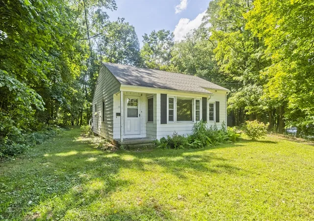 Photo 3 of Single family home for sale at 40 Hadley St, South Hadley, MA 01075 | MLS# 73565973 | Listing updated on 2026-09-28