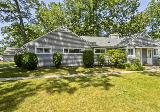 Homes for sale in Chicopee, MA | 91 Partridge Ln, Chicopee, MA 01022 | Houzeo