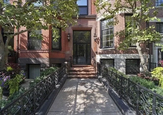 2nd image of 205 Commonwealth Ave, Boston, MA 02116
