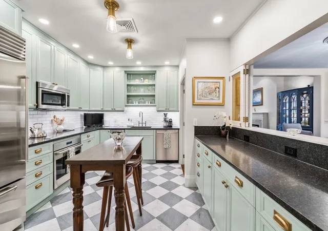 3rd image of 205 Commonwealth Ave, Boston, MA 02116