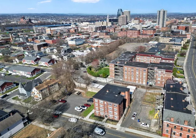 3rd image of 120-122 Central St, Springfield, MA 01105 | MLS# 73501818