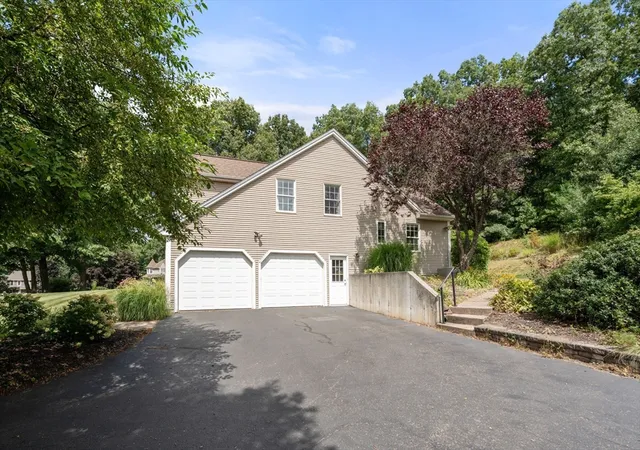 3rd image of 75 Hillcrest Cir, Westfield, MA 01085 | MLS# 73569191