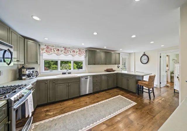4th image of 205 W Elm St, Pembroke, MA 02359 | MLS# 73550520