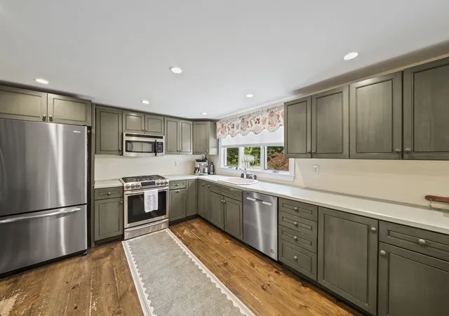 5th image of 205 W Elm St, Pembroke, MA 02359 | MLS# 73550520
